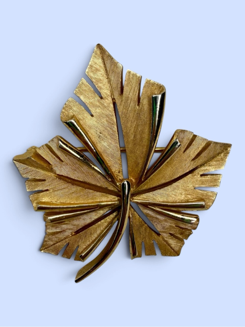 Vintage Crown Trifari Gold Tone Textured Maple Leaf Brooch‎ Pin